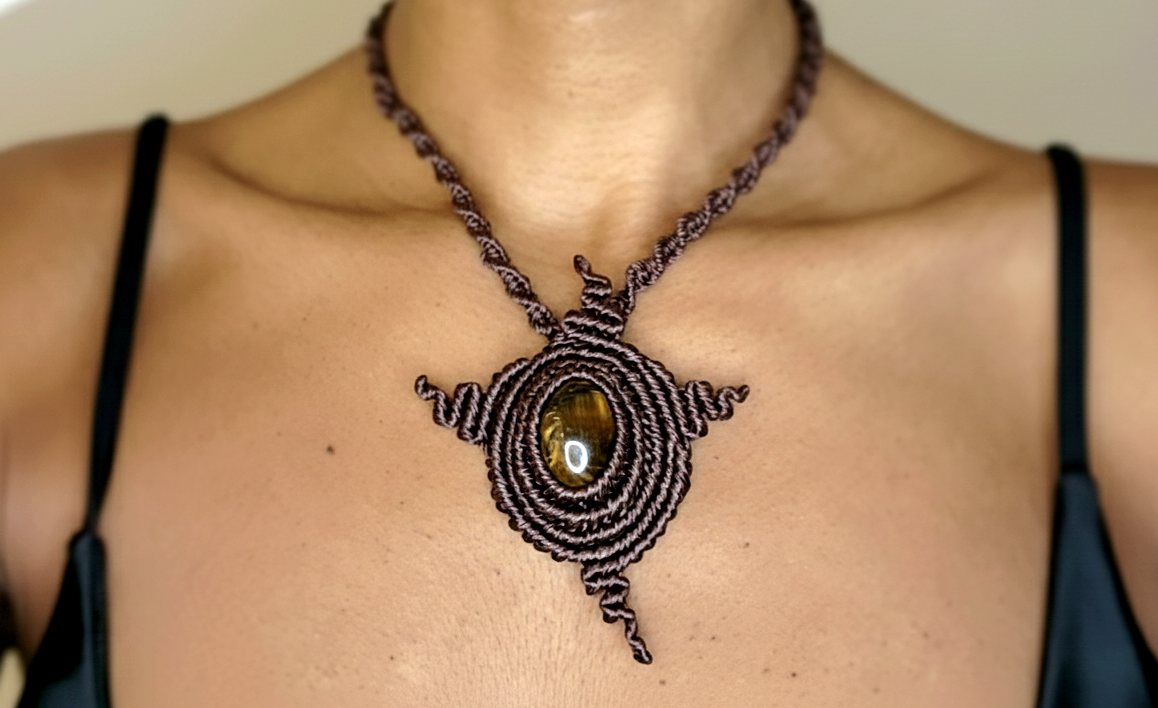 Collier marron en forme de soleil