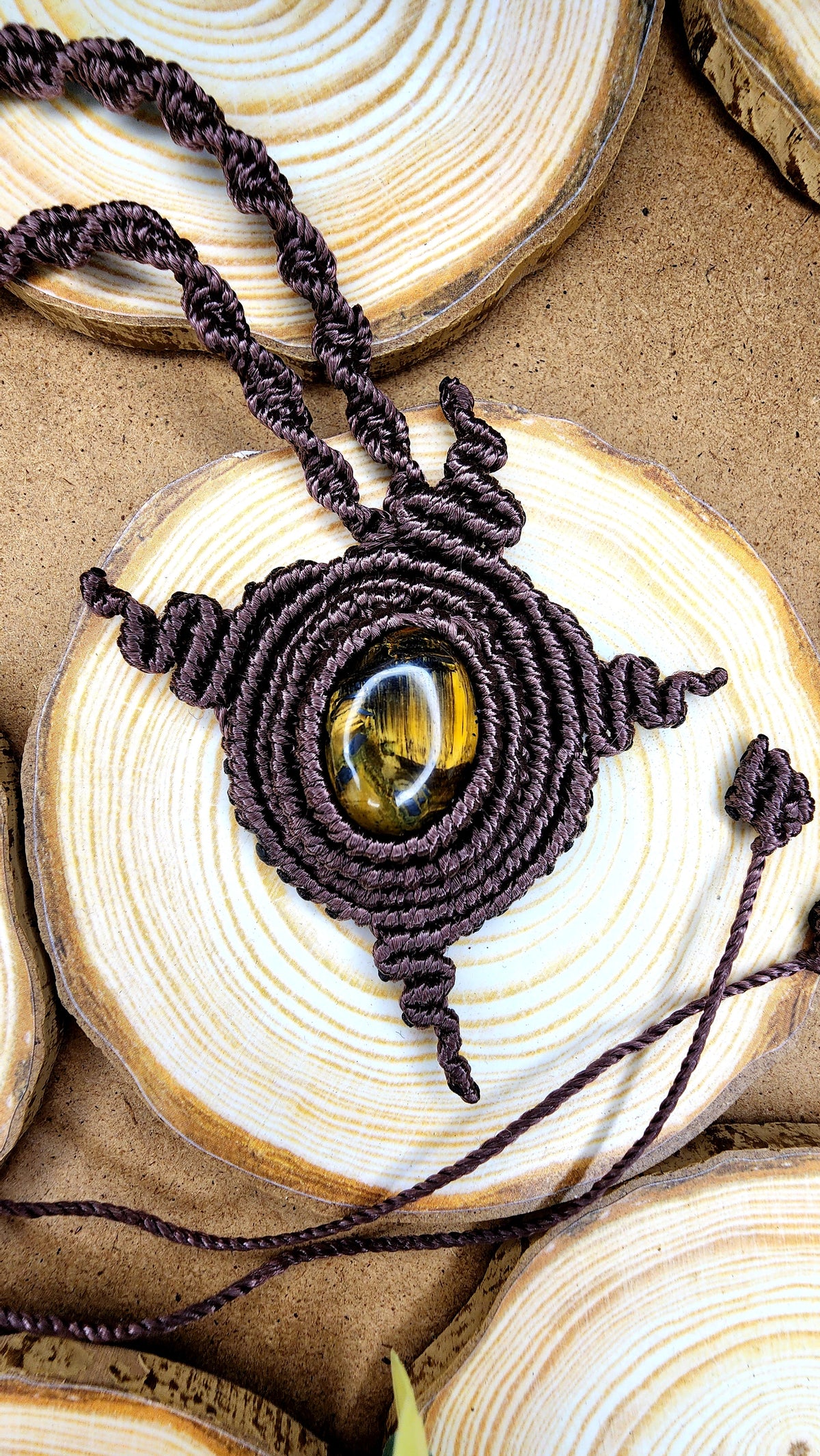 Collier marron en forme de soleil
