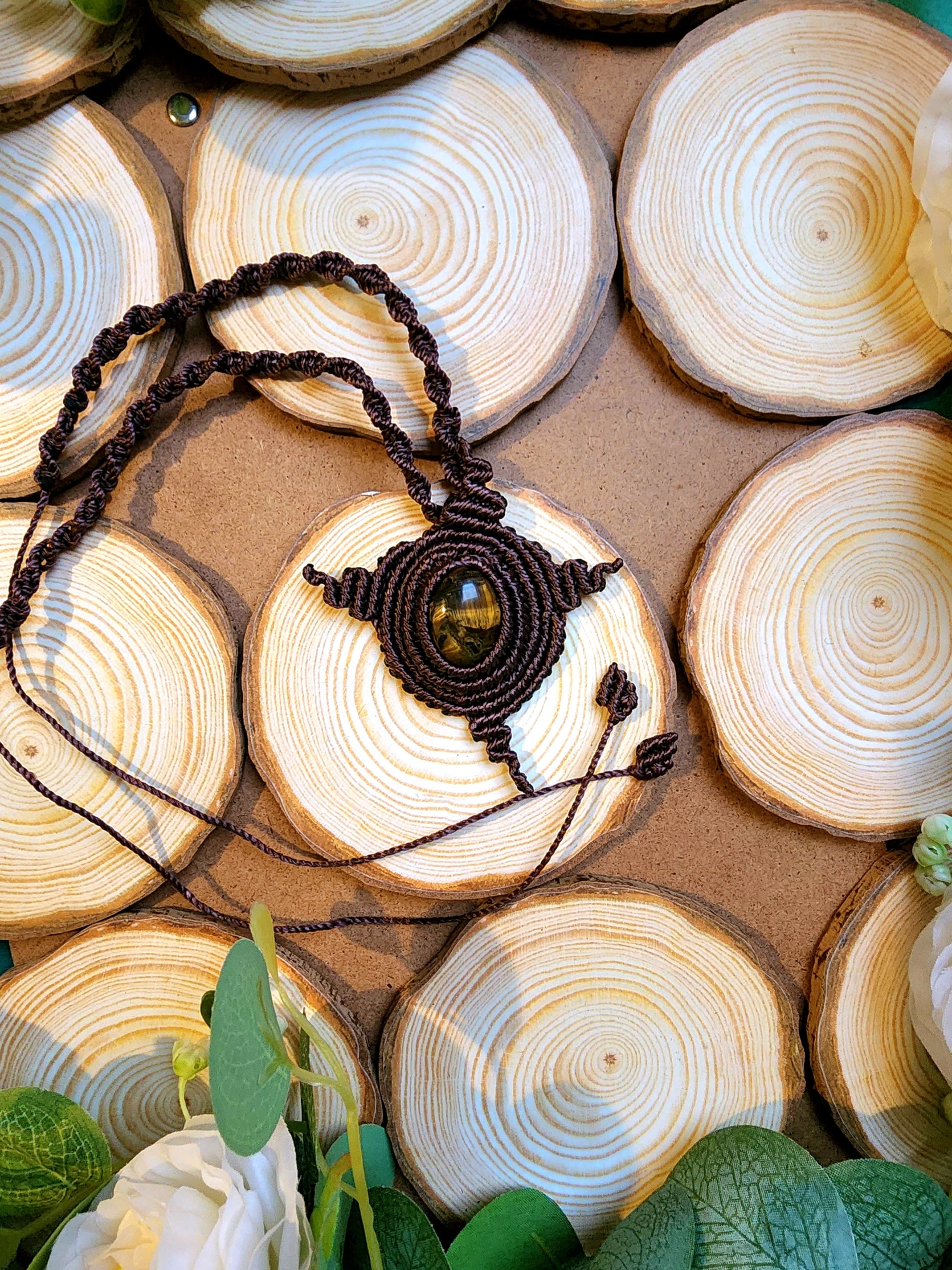 Collier marron en forme de soleil
