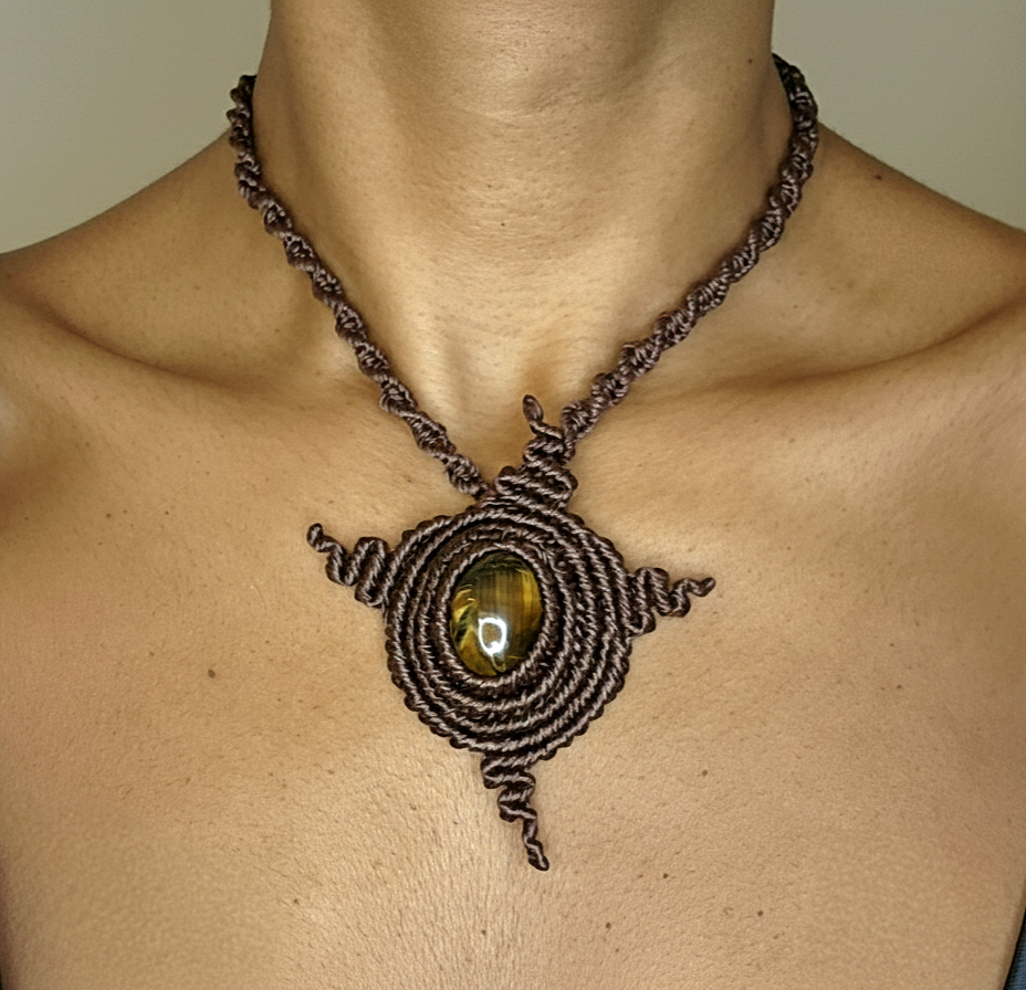Collier marron en forme de soleil